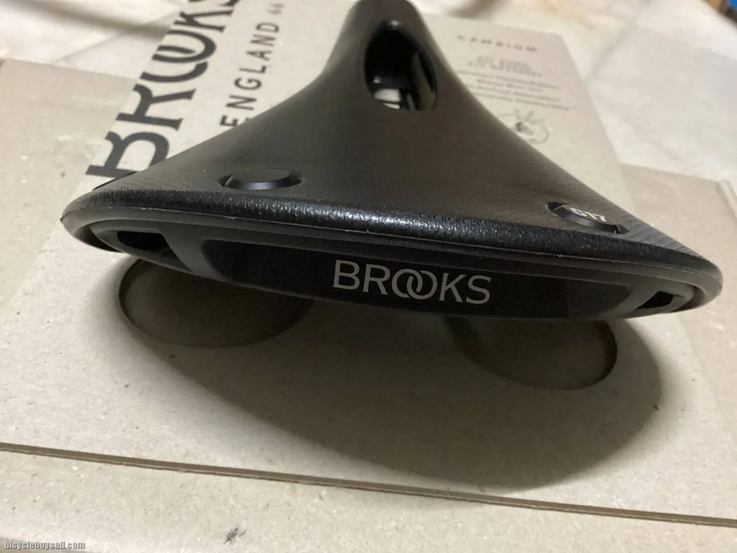 Brooks England C17 Carved | All Weather | Made Italy @ free pos