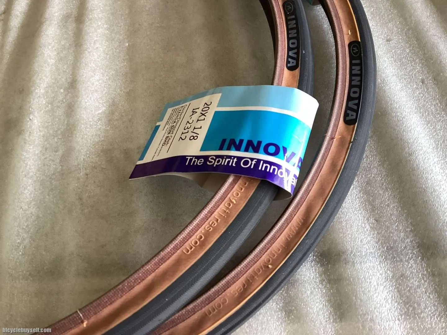 Innovo Tires 20x1 1/8 451 SkinWall | 1set @ free pos