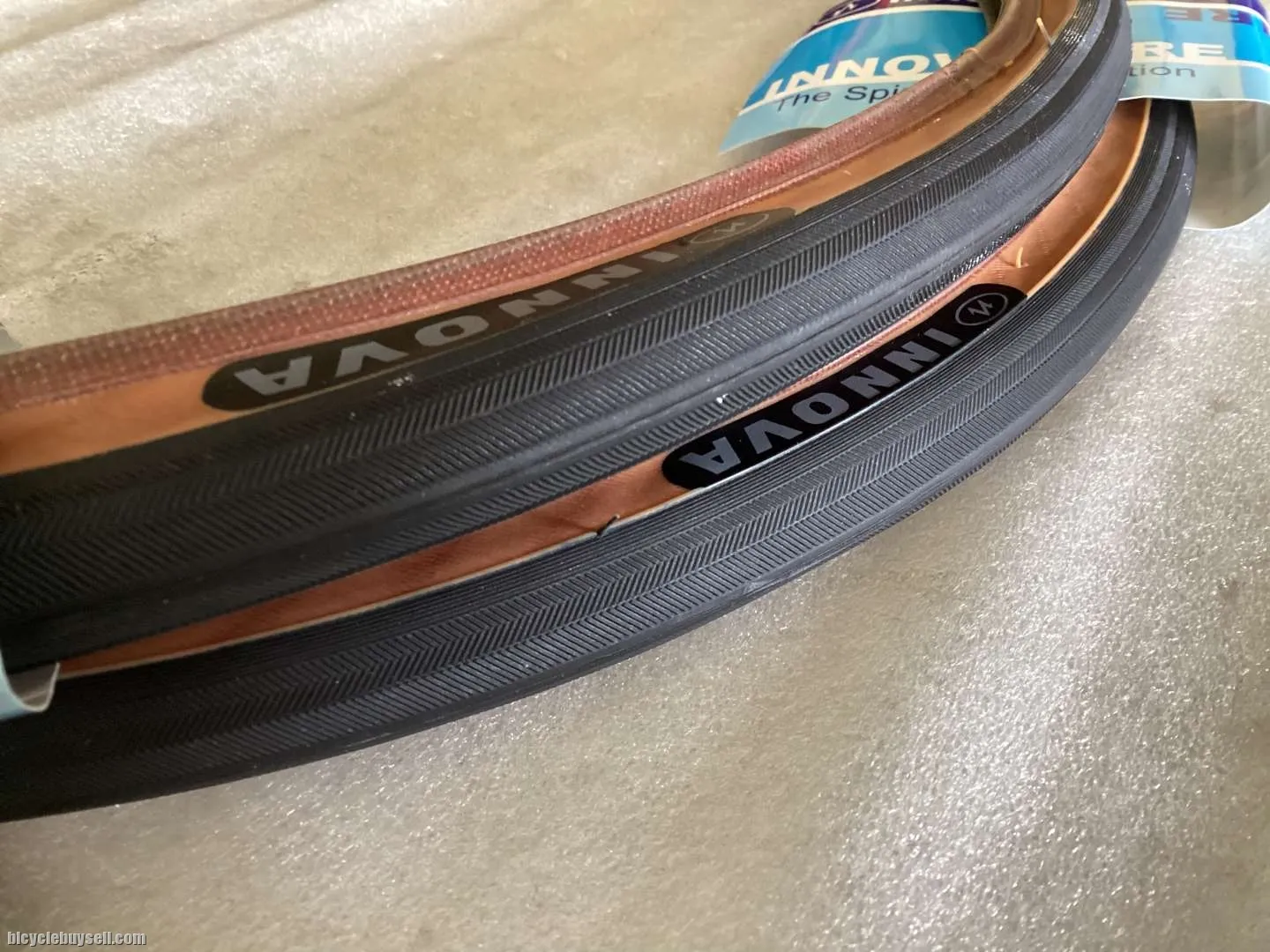 Innovo Tires 20x1 1/8 451 SkinWall | 1set @ free pos