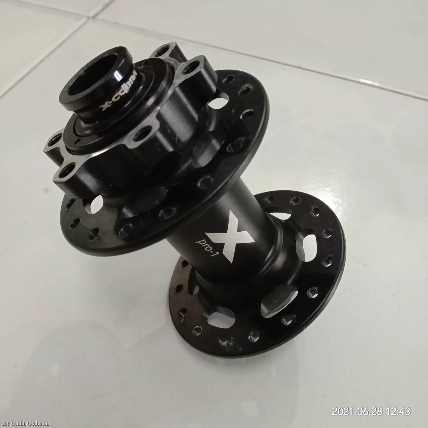 Thru Axle front hub 100x15 (sold)
