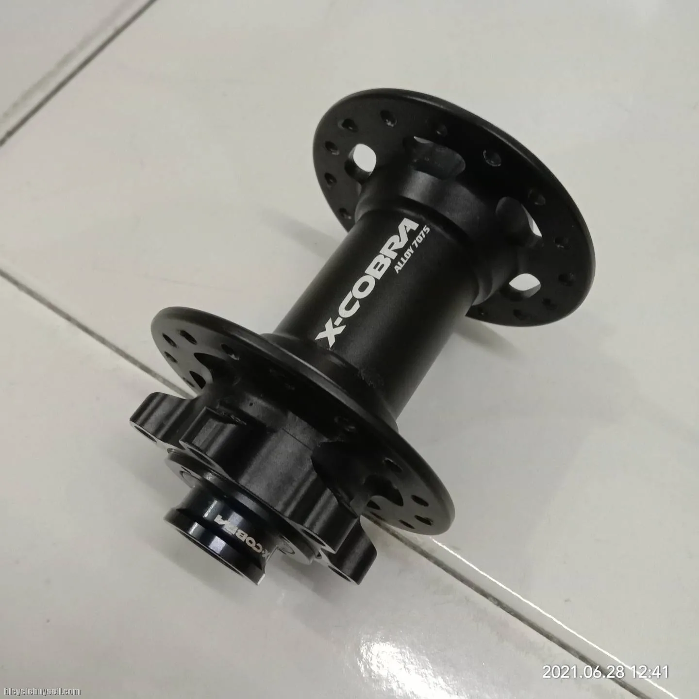 Thru Axle front hub 100x15 (sold)