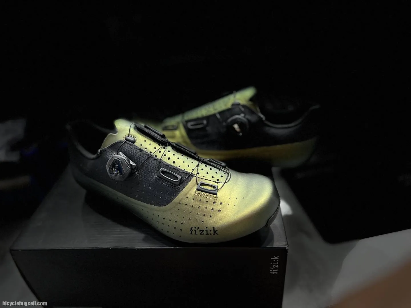 fizik tempo r4 overcurve wide bettle/black 42.