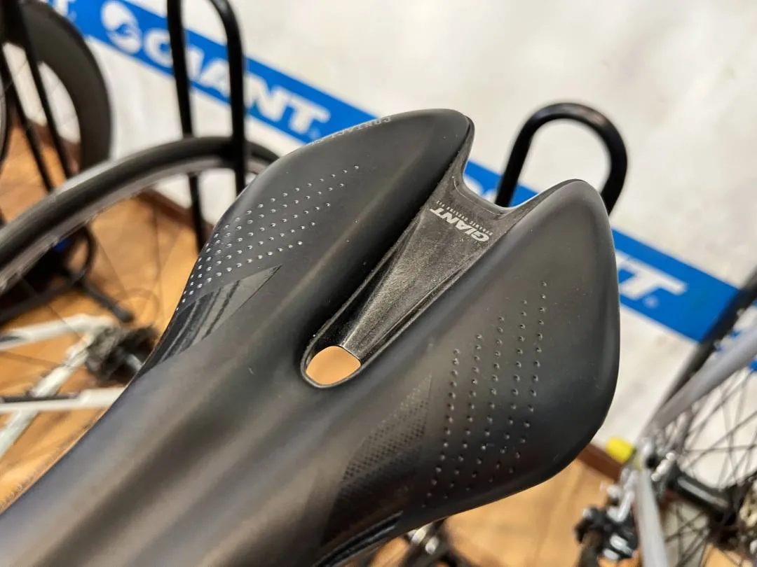 Giant contact sl forward carbon saddle