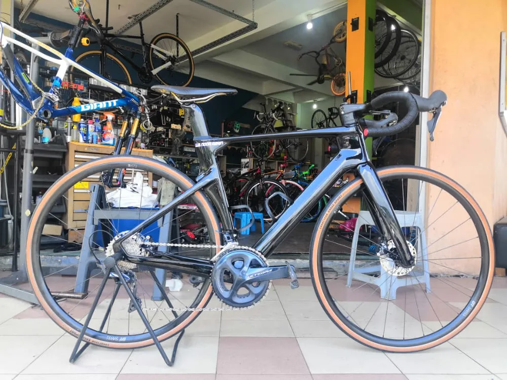 Twitter R10 Carbon