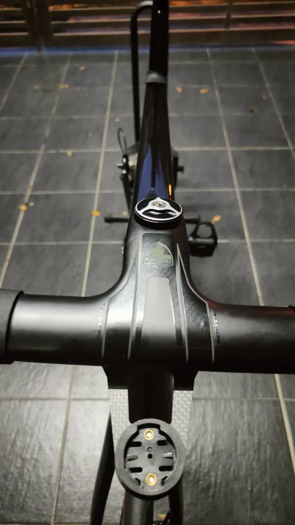 Twitter R10 Carbon