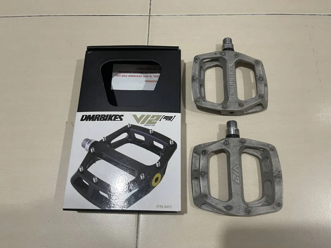 DMR V12 Magnesium pedals