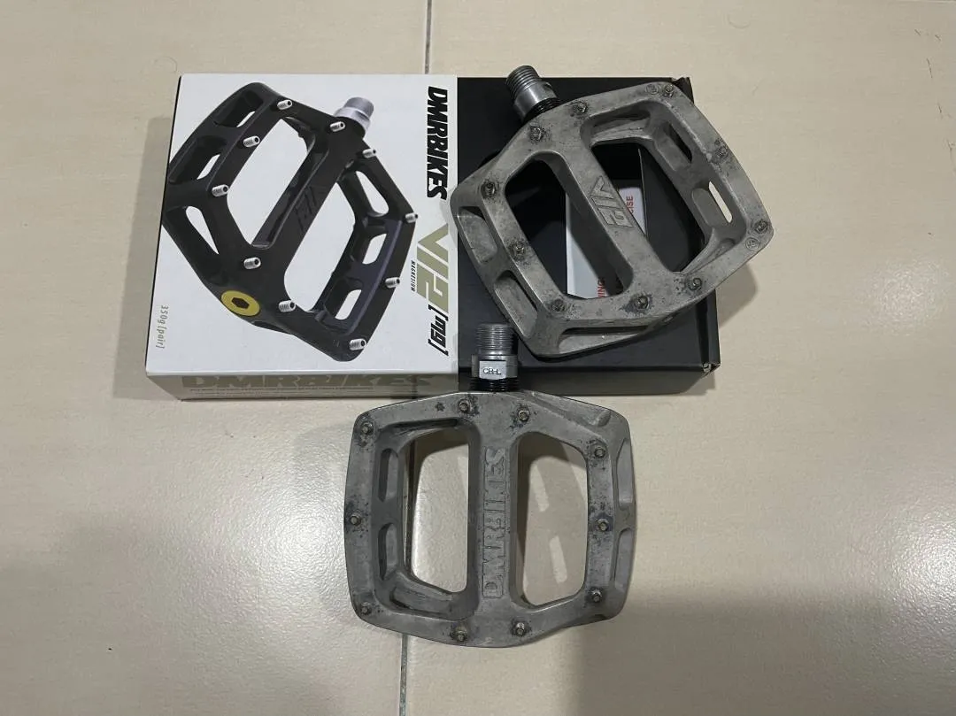 DMR V12 Magnesium pedals