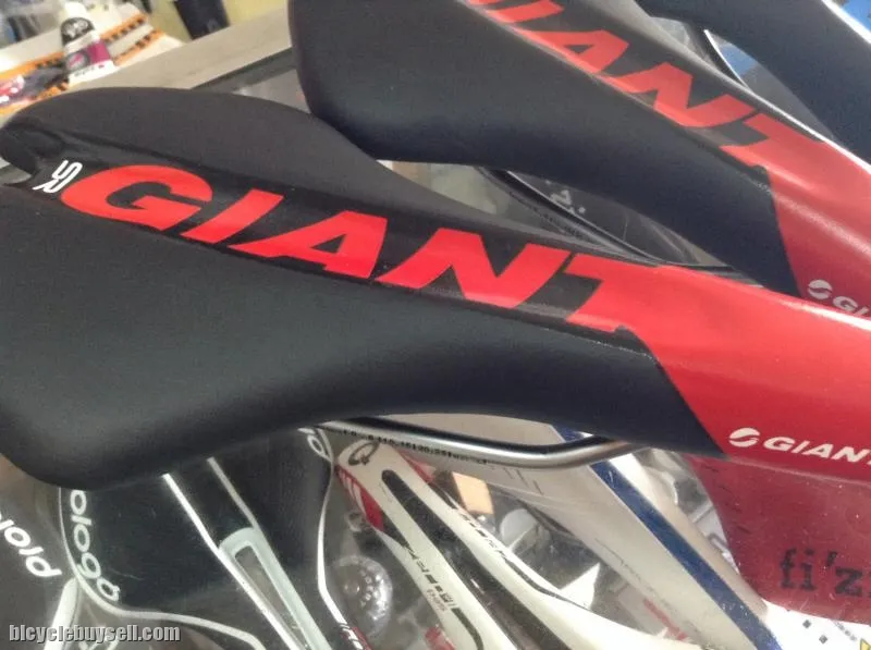 Giant SR saddle  (free pos w.m)