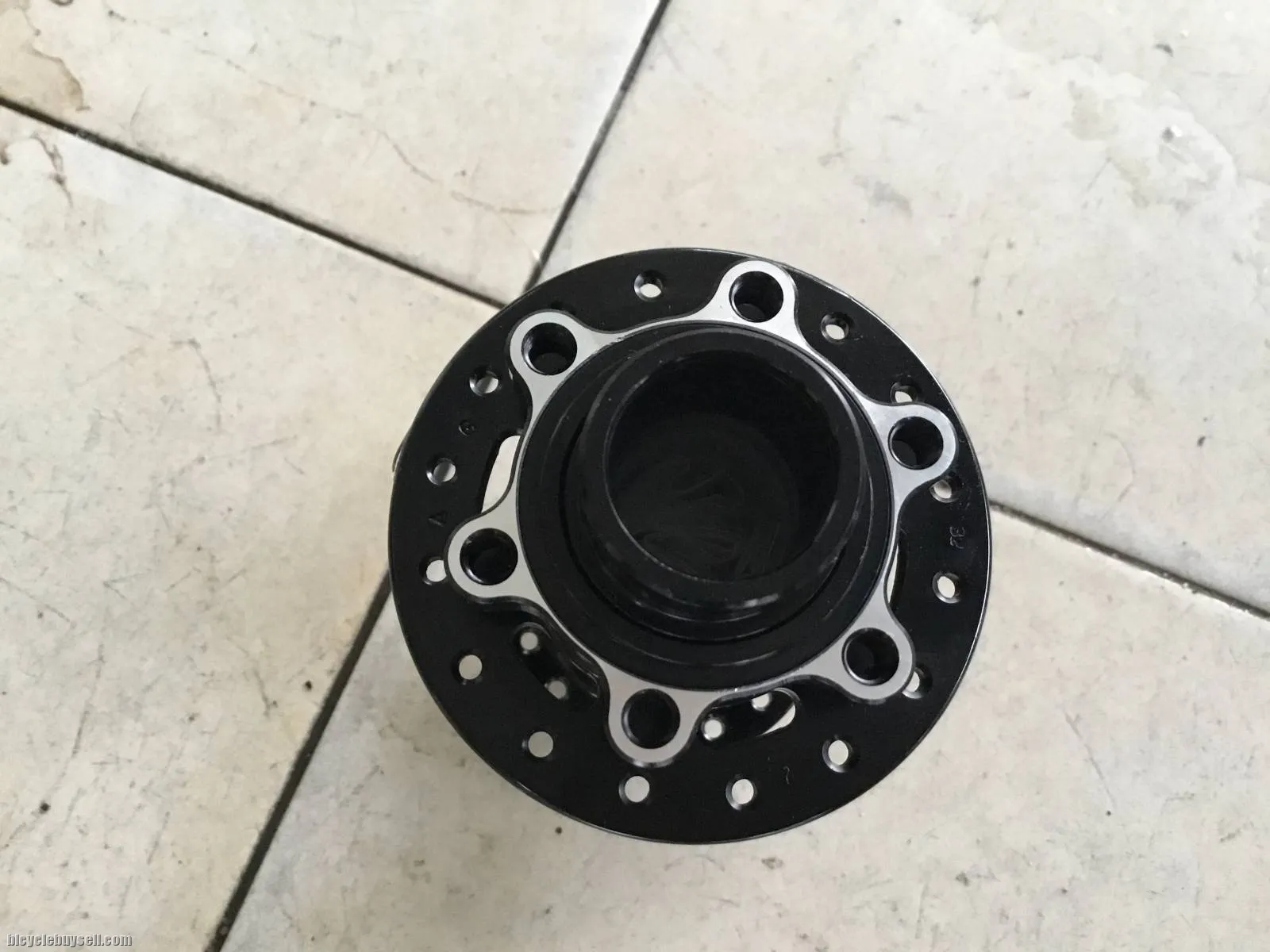 Novatec  D041 Front Hub 20mm DH Taiwan - free Courier