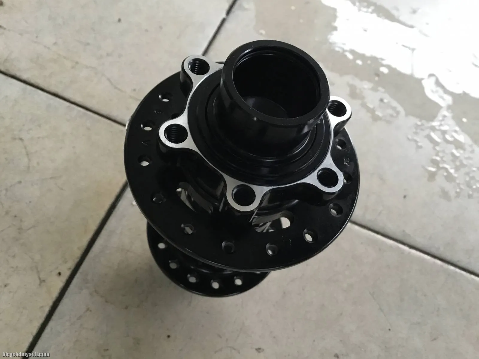Novatec  D041 Front Hub 20mm DH Taiwan - free Courier