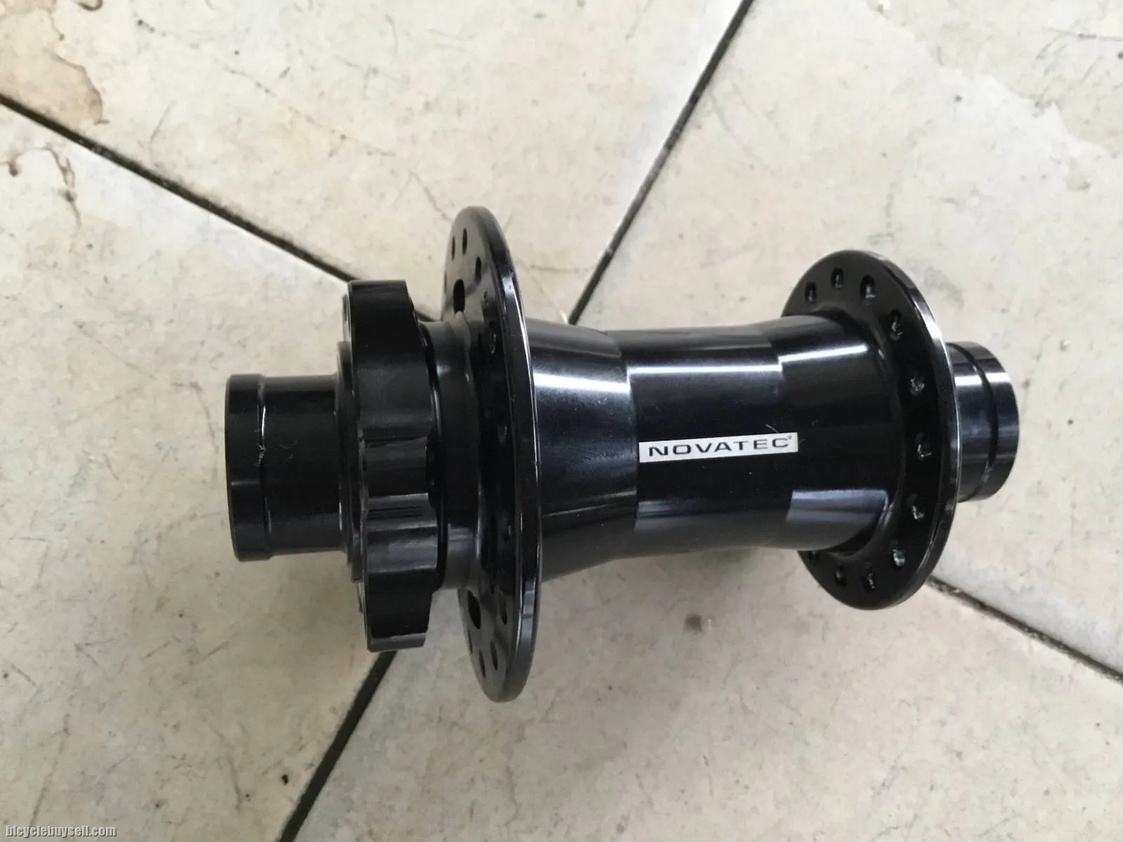 Novatec  D041 Front Hub 20mm DH Taiwan - free Courier
