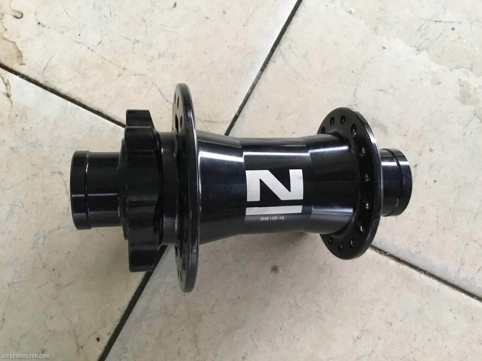 Novatec  D041 Front Hub 20mm DH Taiwan - free Courier