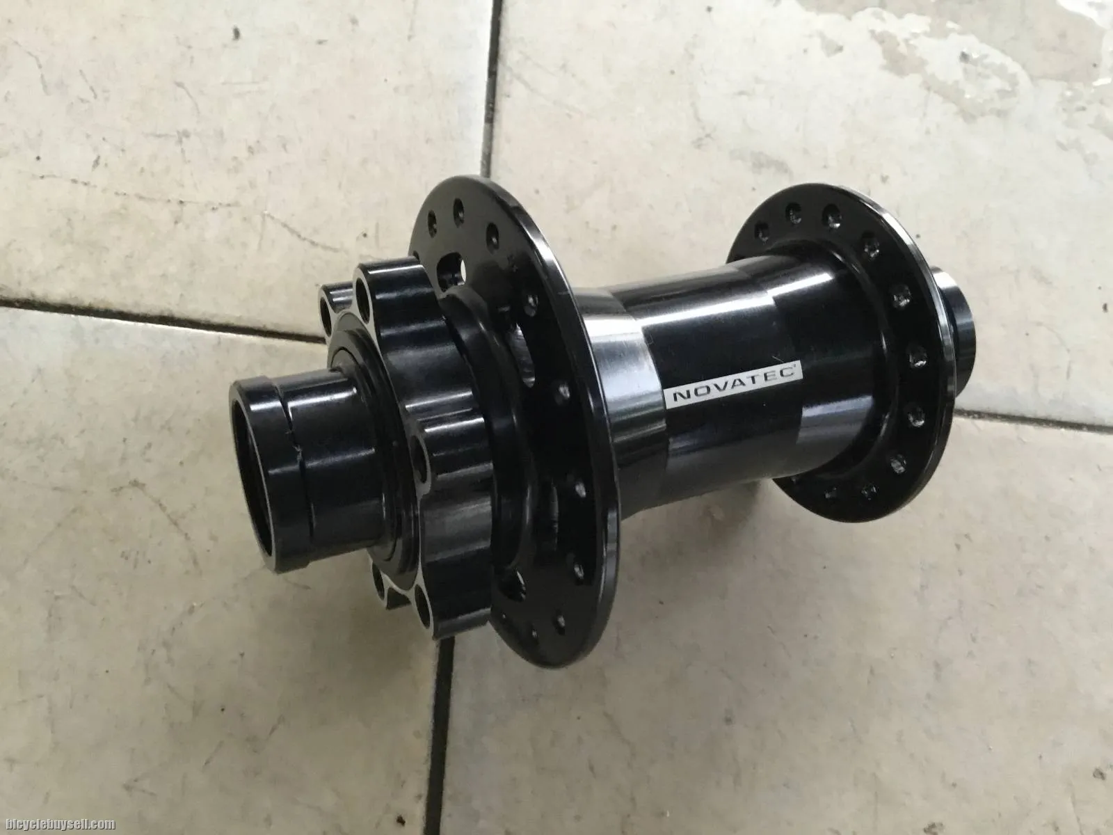 Novatec  D041 Front Hub 20mm DH Taiwan - free Courier