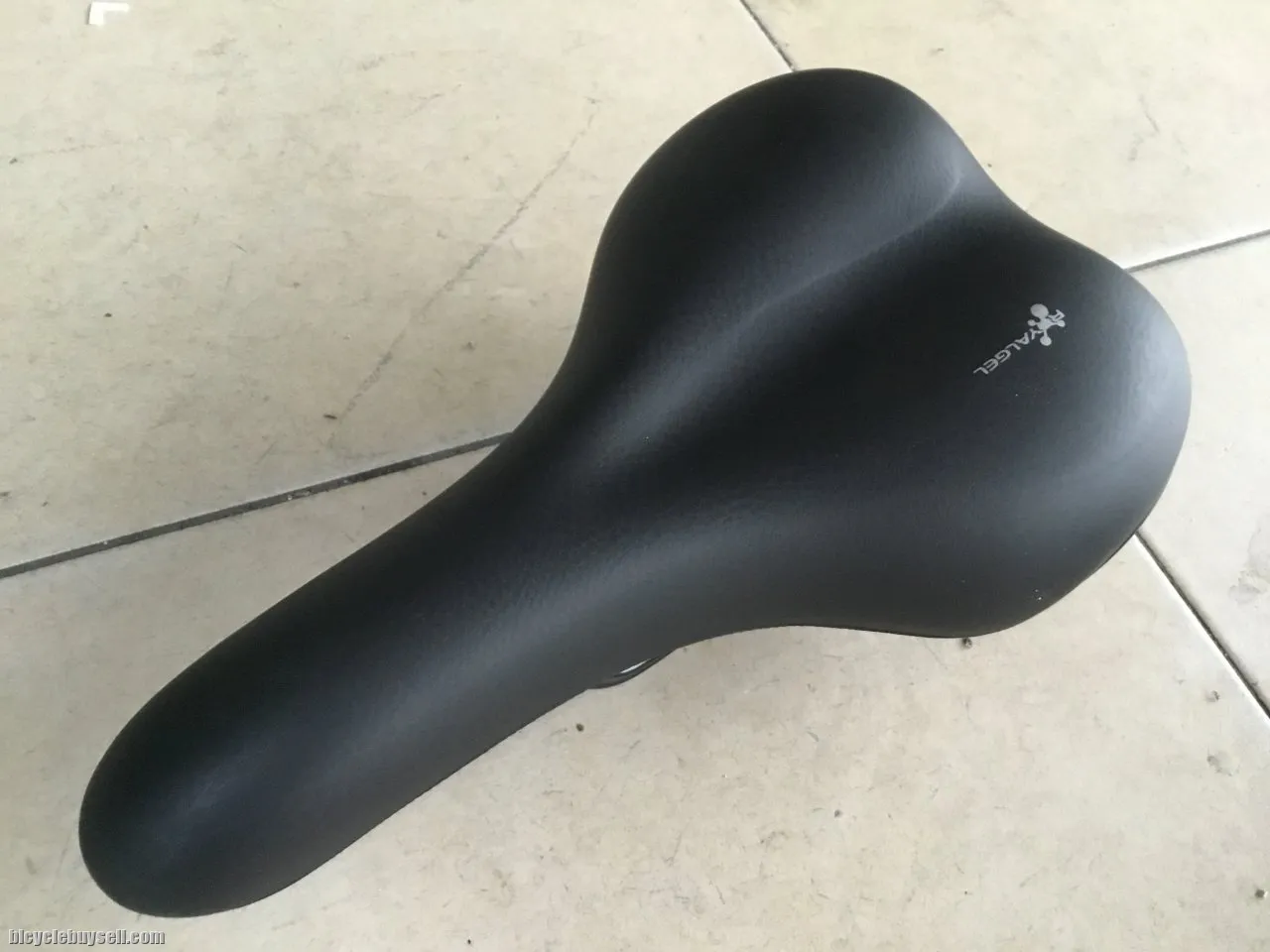 Selle Royal Classic Freeway RoyalGel Padding Fit â€” free courier