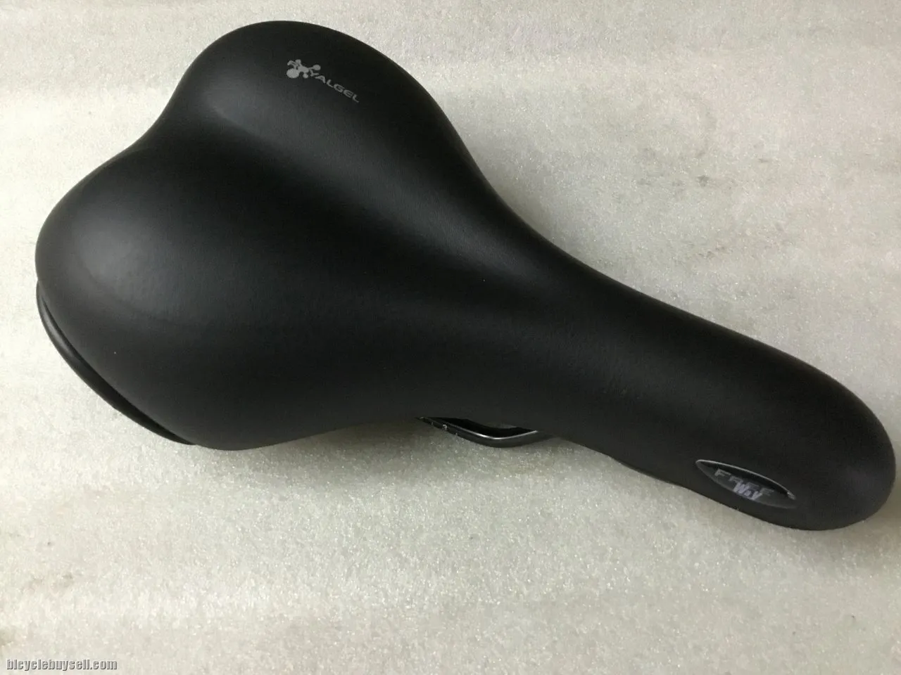 Selle Royal Saddles | RoyalGel Padding - Medium  @ free pos