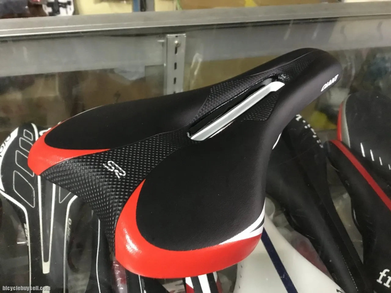 Giant SR Flow Design/Comfort Saddles (free pos w.m)