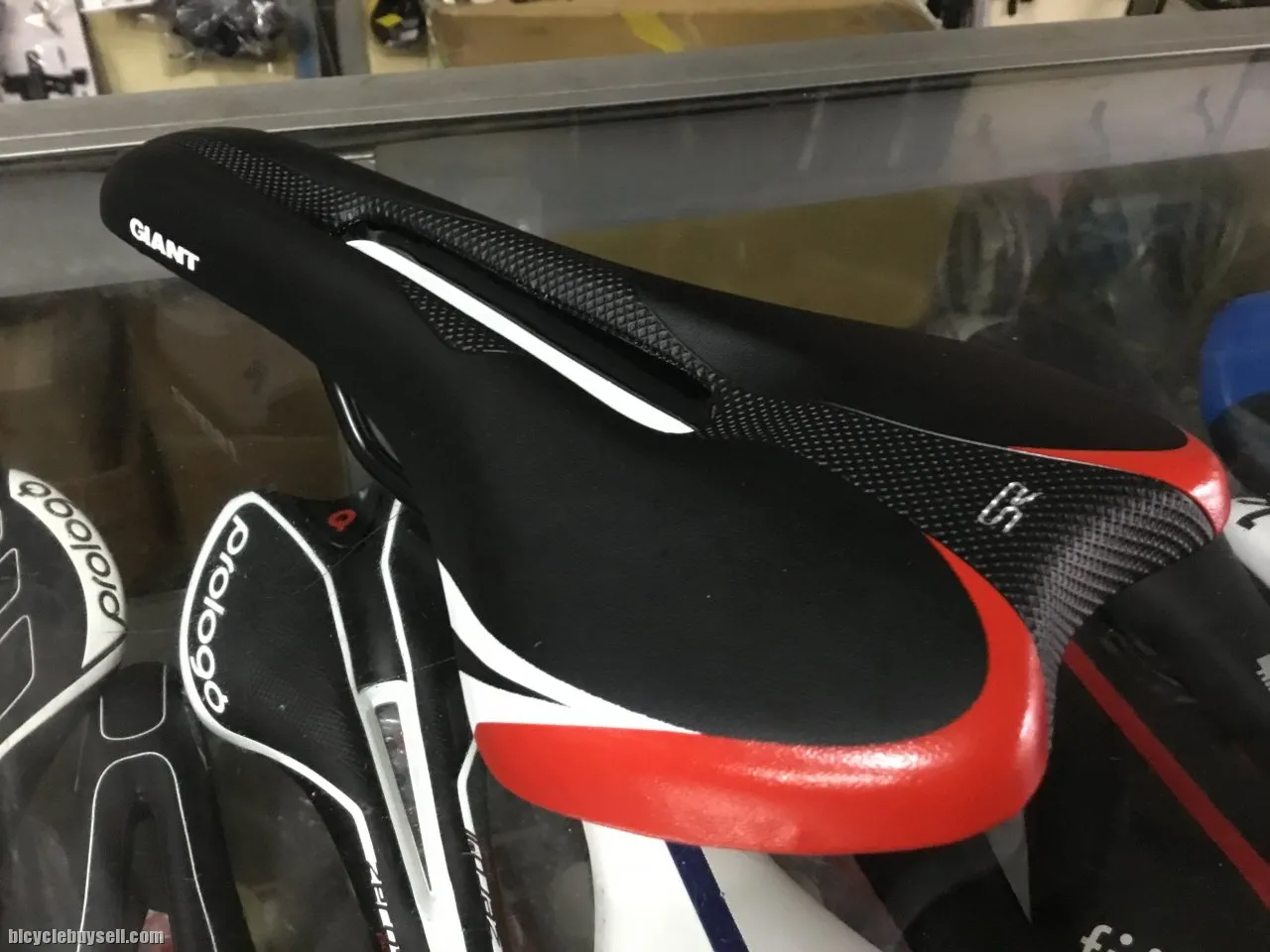Giant SR Flow Design/Comfort Saddles (free pos w.m)
