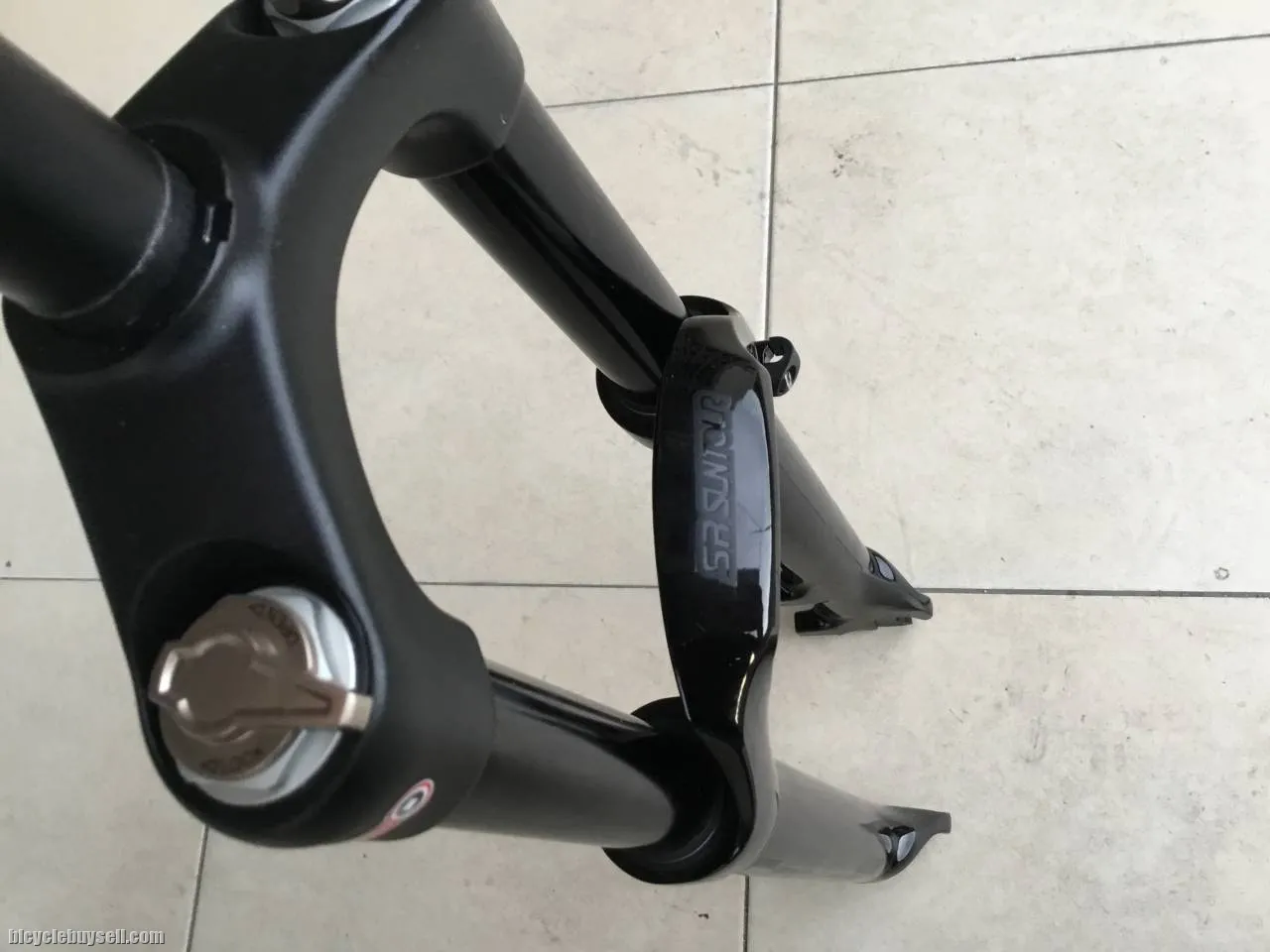 Epixon 27.5" Travel 140mm Fork / 9mm QR (Crown Remote) -- free courier