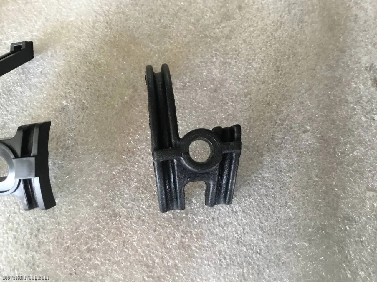 Frame Under Cable Bracket @ free pos