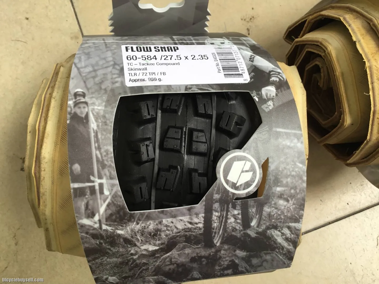 Vee Tires Flow Snap 27.5x2.35 TubelessReady - 1pairs -- free courier
