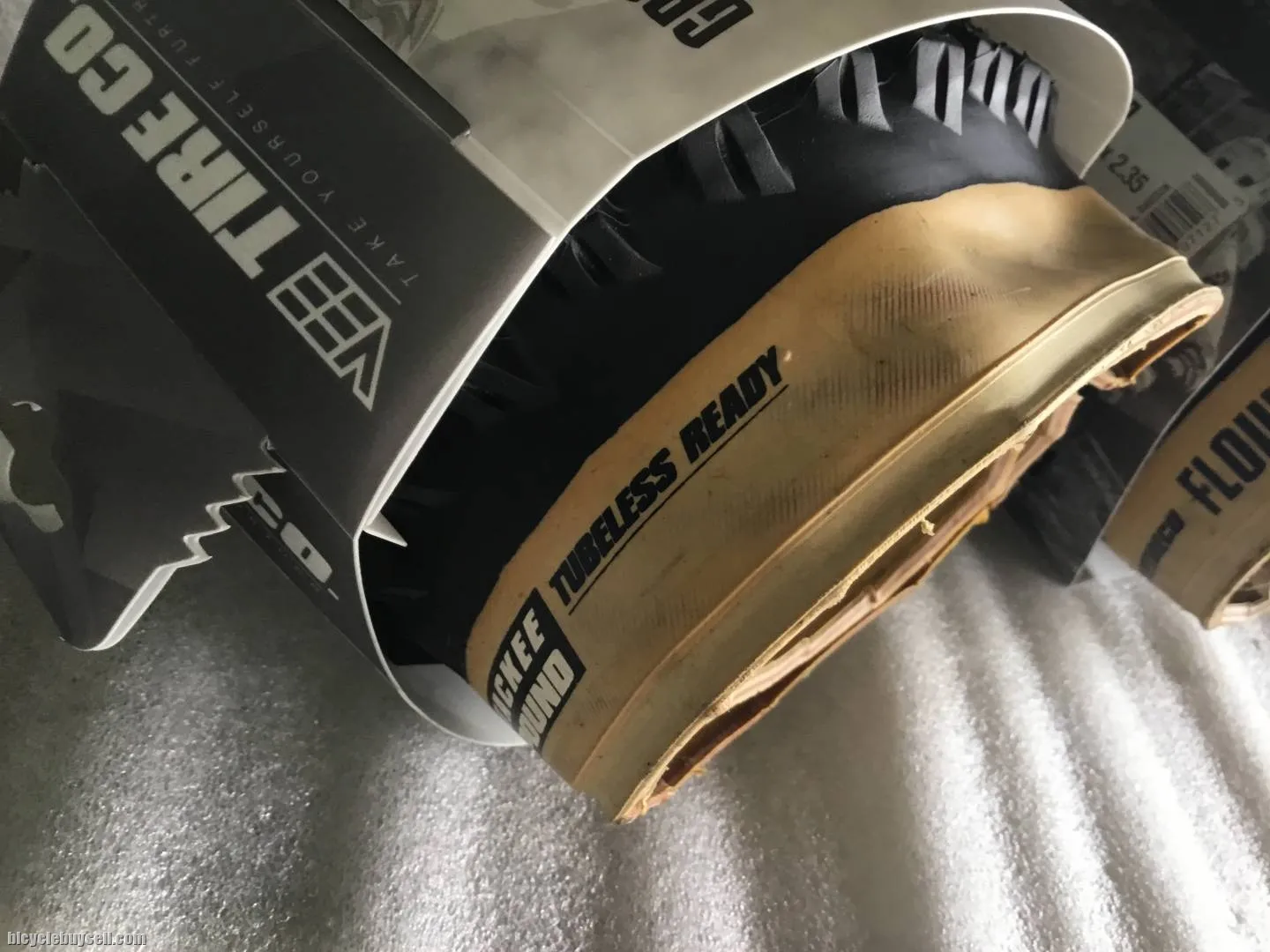 Vee Tires Flow Snap 27.5x2.35 Tubeless/SkinWall 1pair  @ free pos