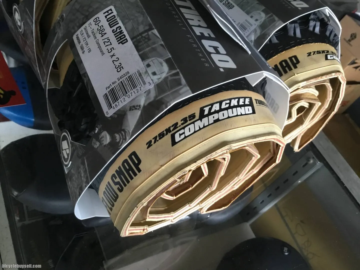 Vee Tires Gravity Flow Snap 27.5x2.35 TubelessReady 1pair (free pos w.m)