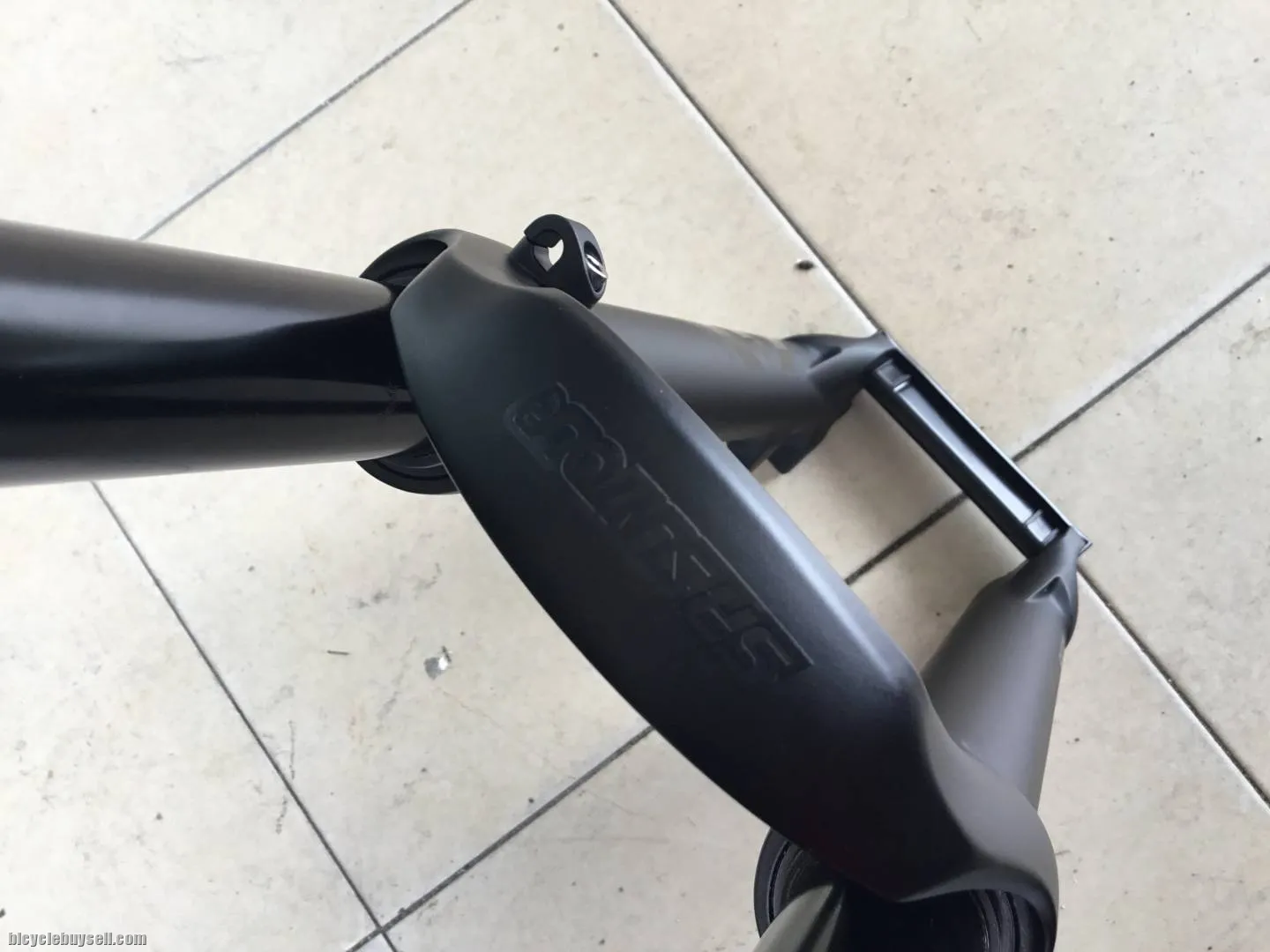 Epixon 27.5" Air Fork / 9mm QR (Remote) -- free courier