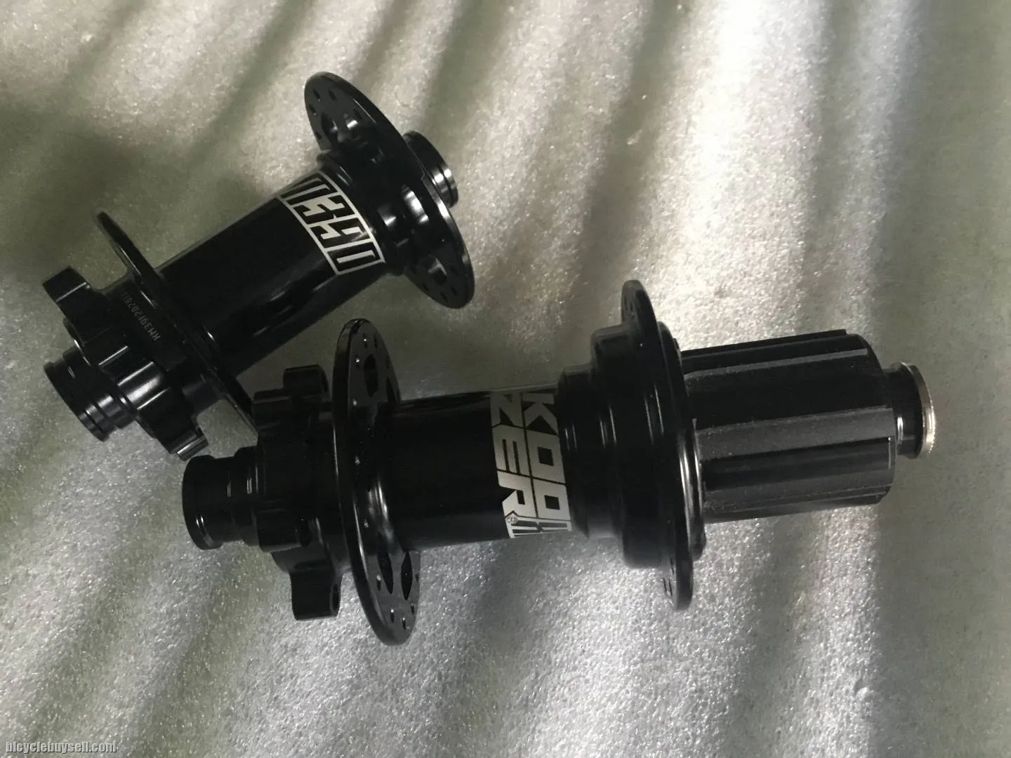 Koozer XM390 MTB Hubs 32H 6Pawl/ThruAxle @ free pos