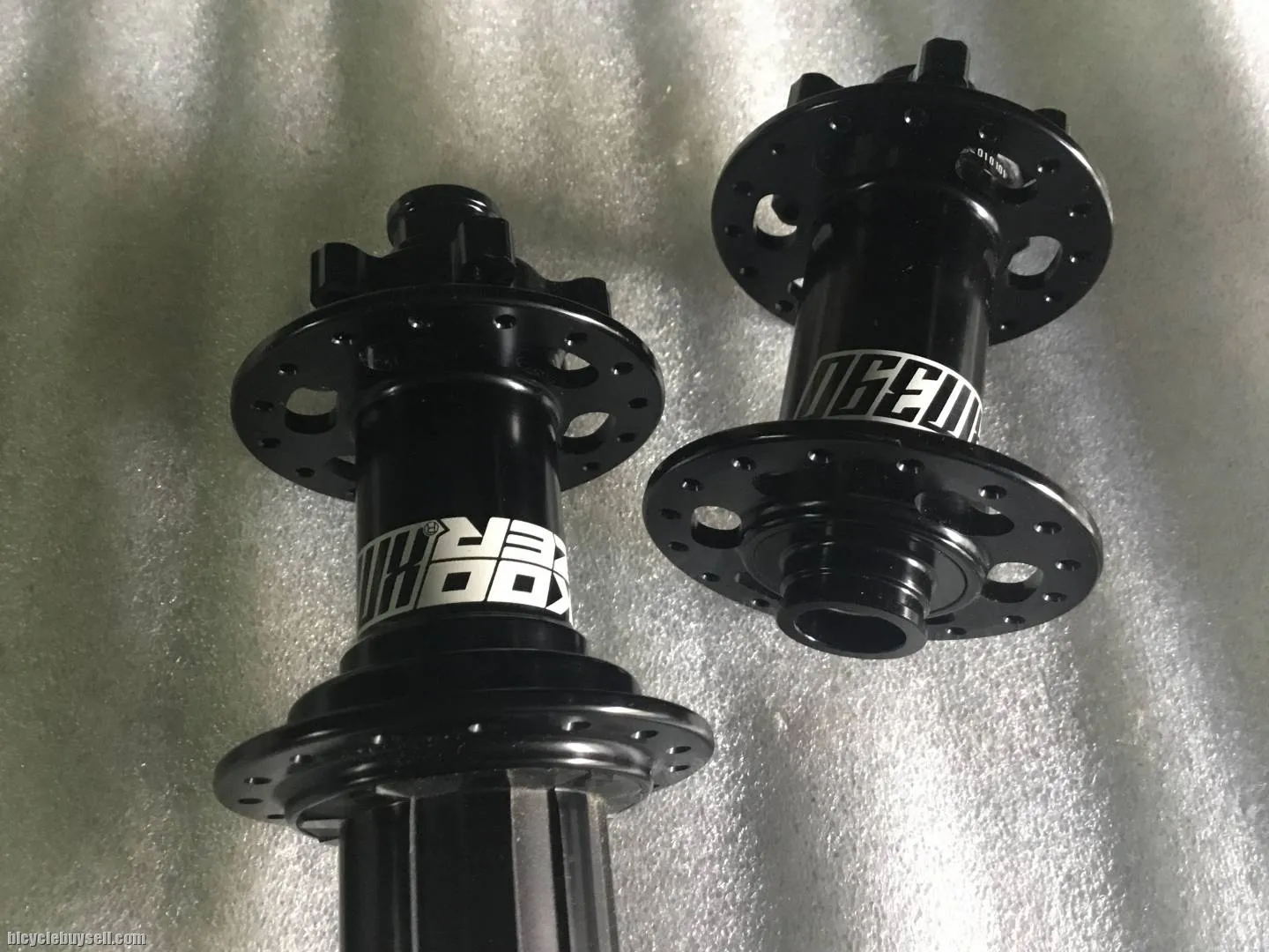 Koozer XM390 MTB Hubs 32H 6Pawl/ThruAxle @ free pos