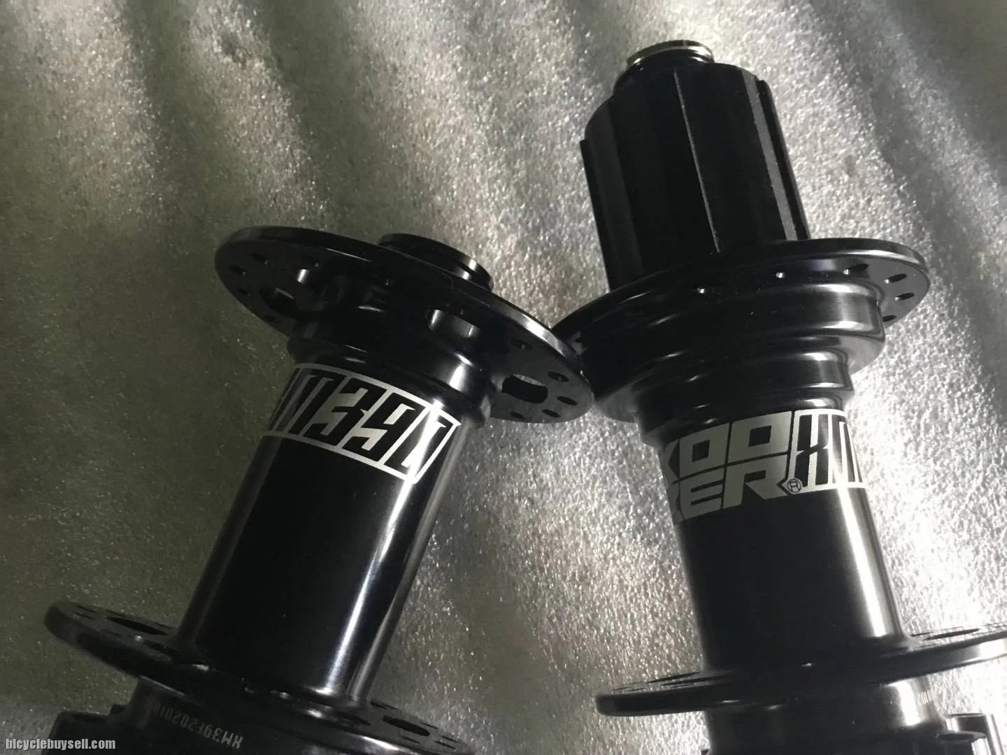 Koozer XM390 MTB Hubs 32H 6Pawl/ThruAxle @ free pos