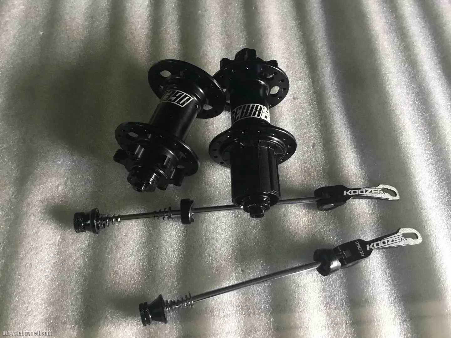 Koozer XM390 MTB Hubs 32H 6Pawl/ThruAxle @ free pos