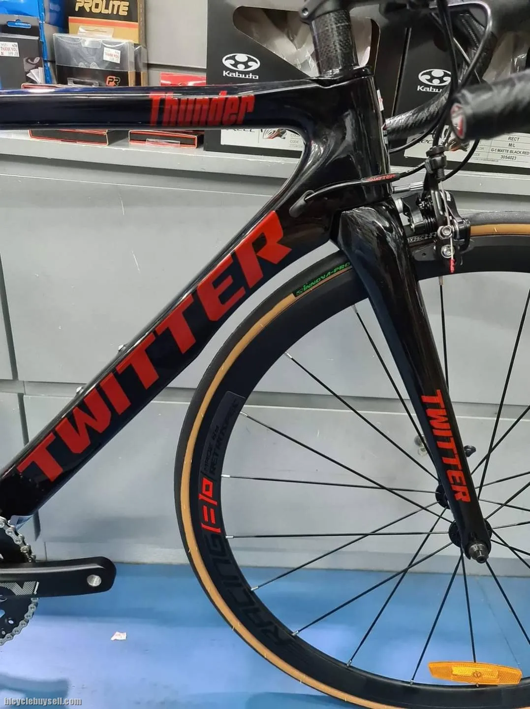 Twitter Thunder Carbon - (700cc) Retrospec (11 speeds) Brand New !!!