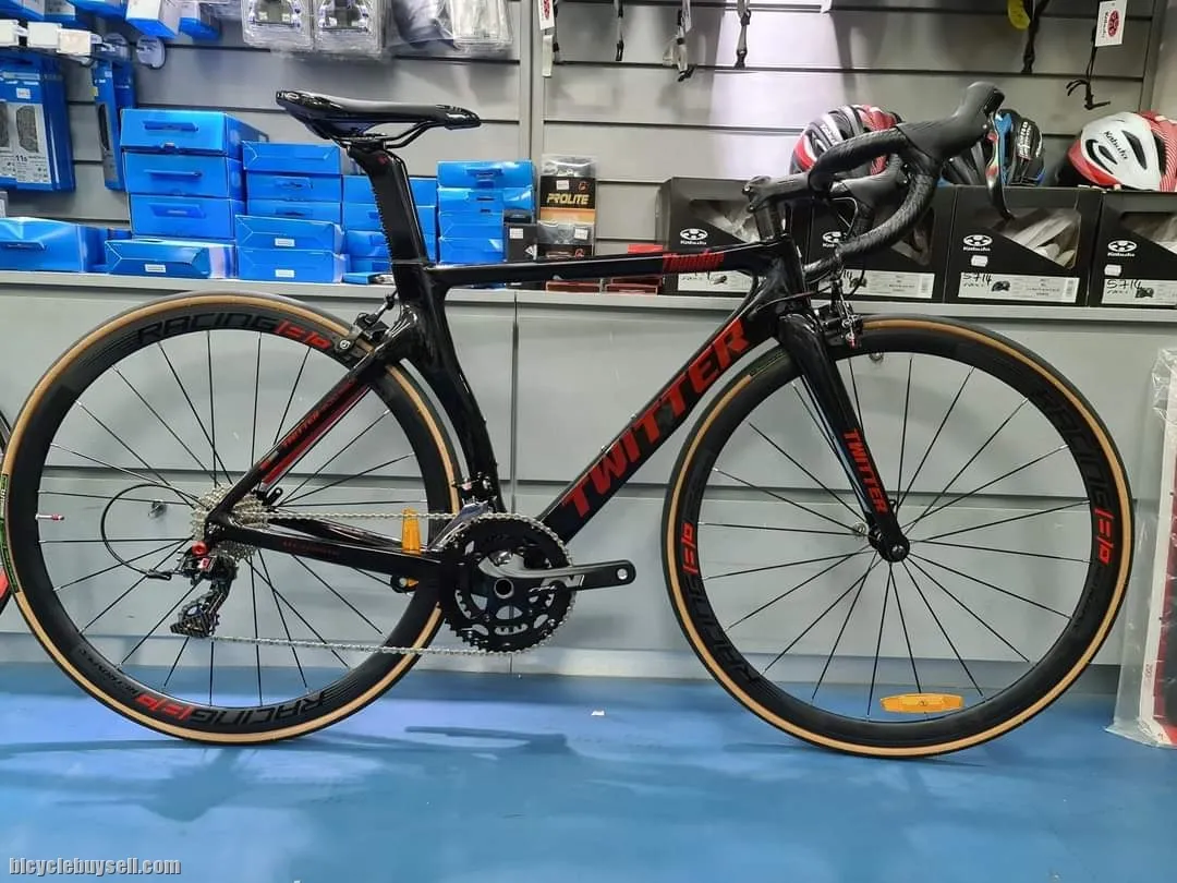 Twitter Thunder Carbon - (700cc) Retrospec (11 speeds) Brand New !!!