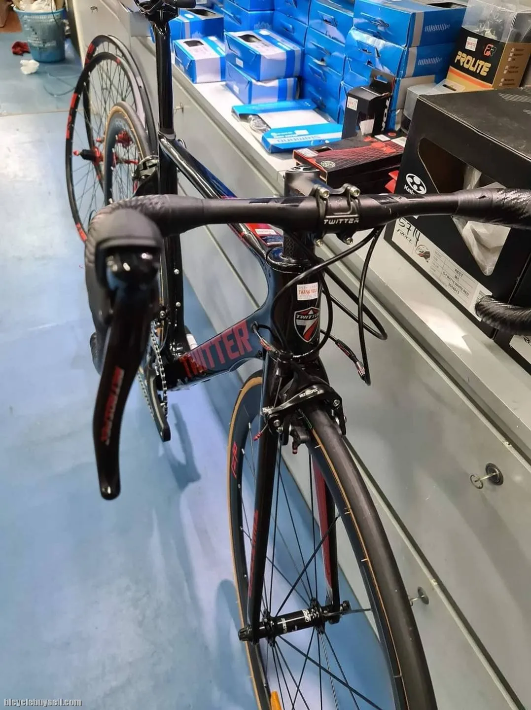 Twitter Thunder Carbon - (700cc) Retrospec (11 speeds) Brand New !!!
