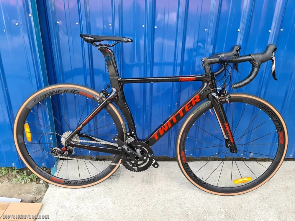 Twitter Thunder Carbon - (700cc) Retrospec (11 speeds) Brand New !!!