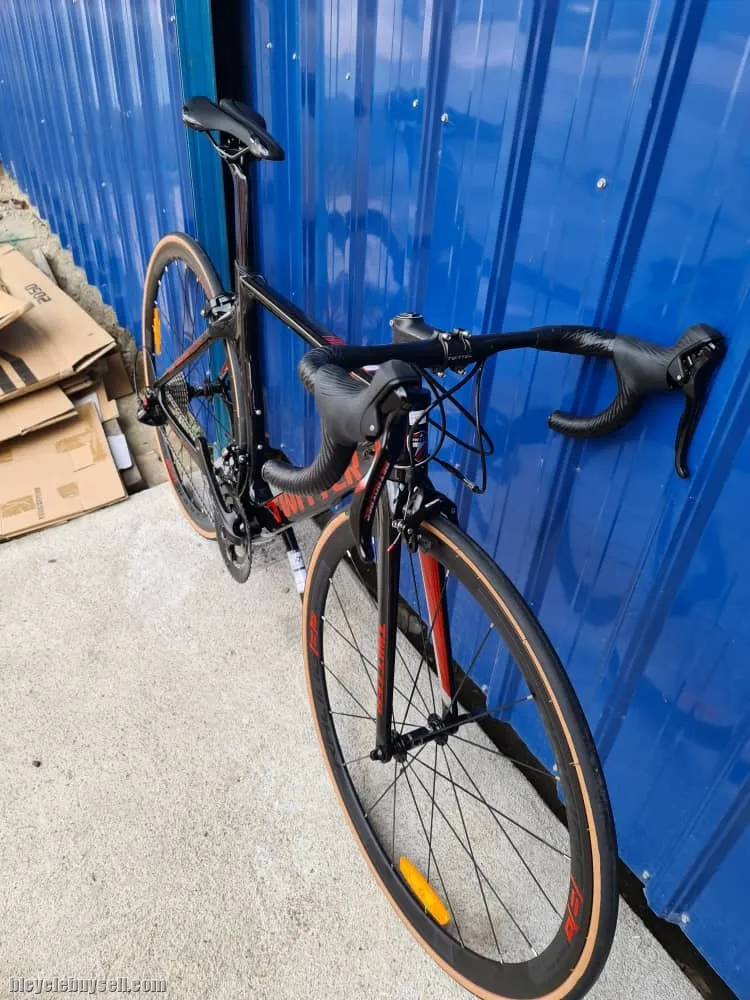 Twitter Thunder Carbon - (700cc) Retrospec (11 speeds) Brand New !!!