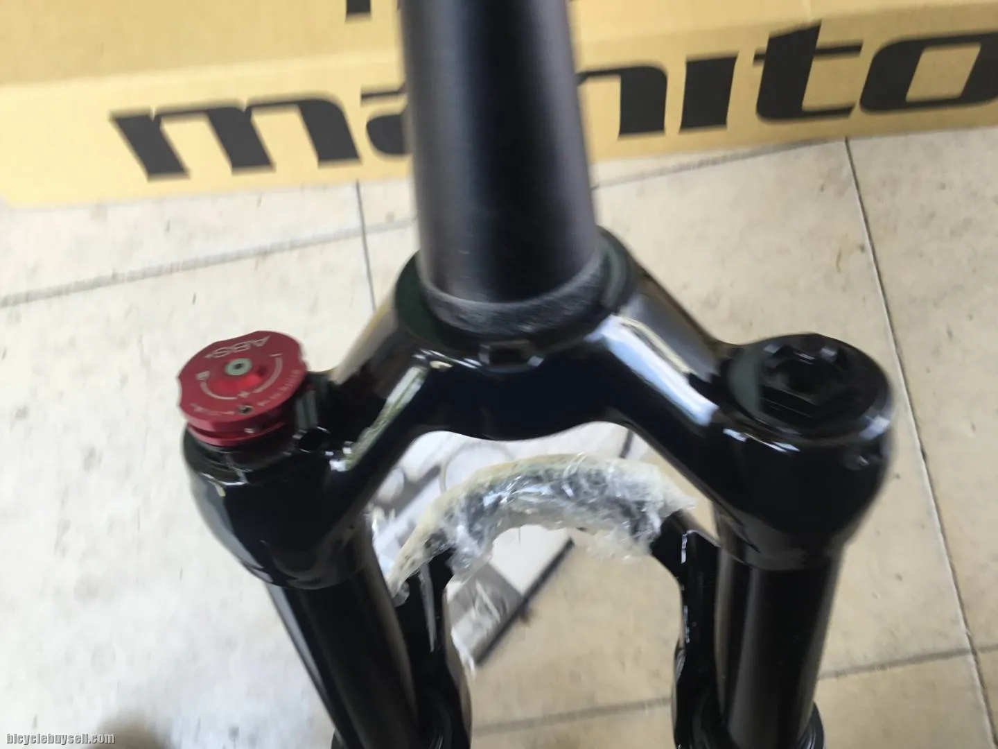 Manitou Marvel 27.5er Air Fork - Remote Lockout -- free courier