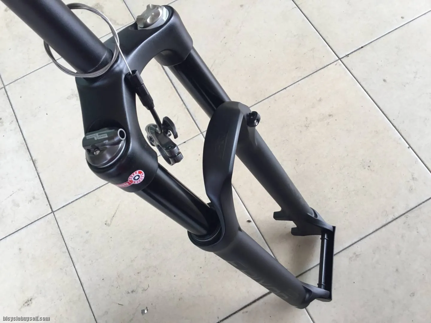 Epixon  27.5" Air Fork / 9mm QR (Remote Lockout) --  free courier