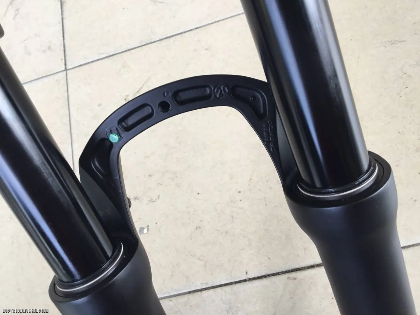 Epixon  27.5" Air Fork / 9mm QR (Remote Lockout) --  free courier
