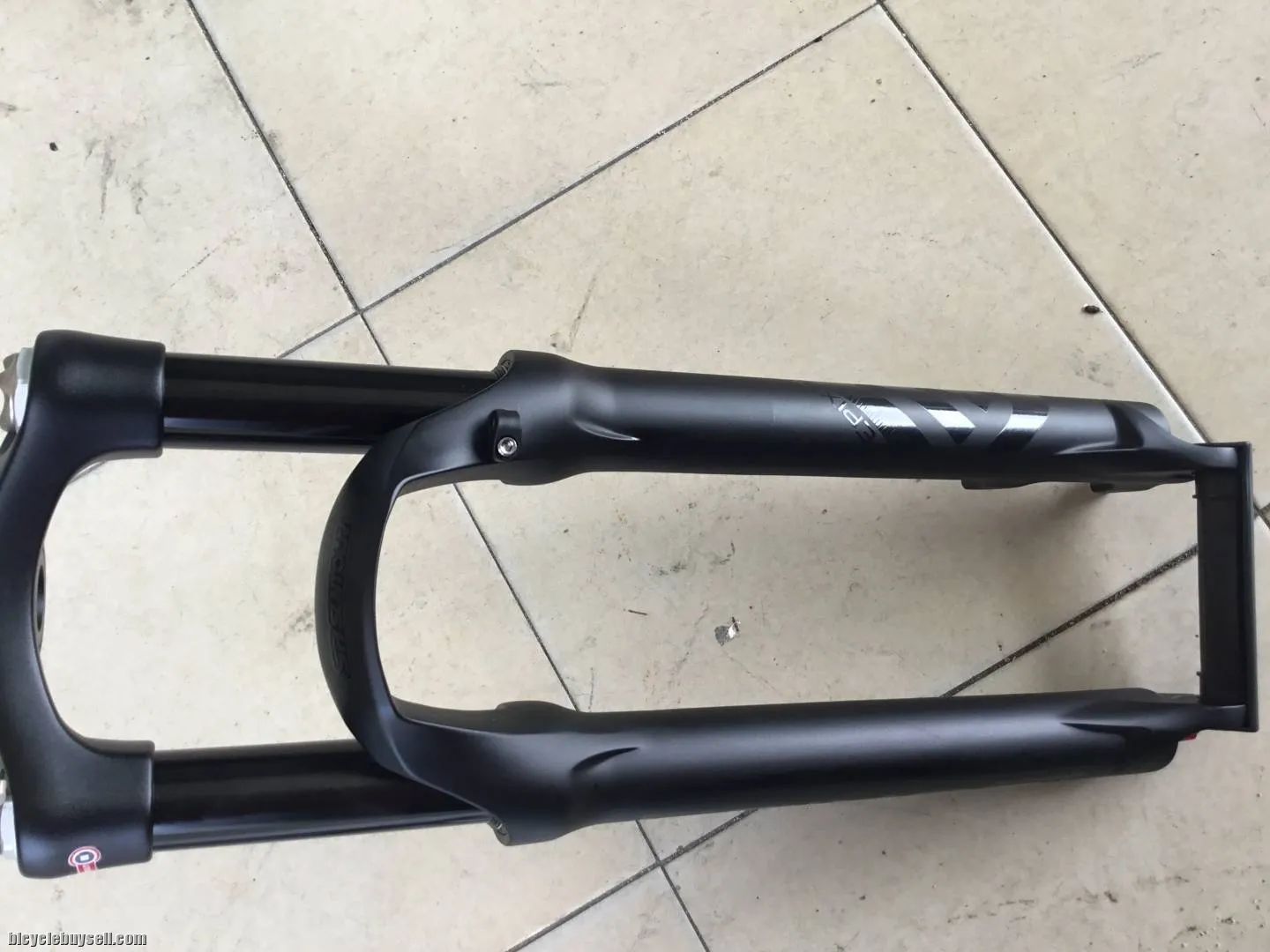 Epixon  27.5" Air Fork / 9mm QR (Remote Lockout) --  free courier