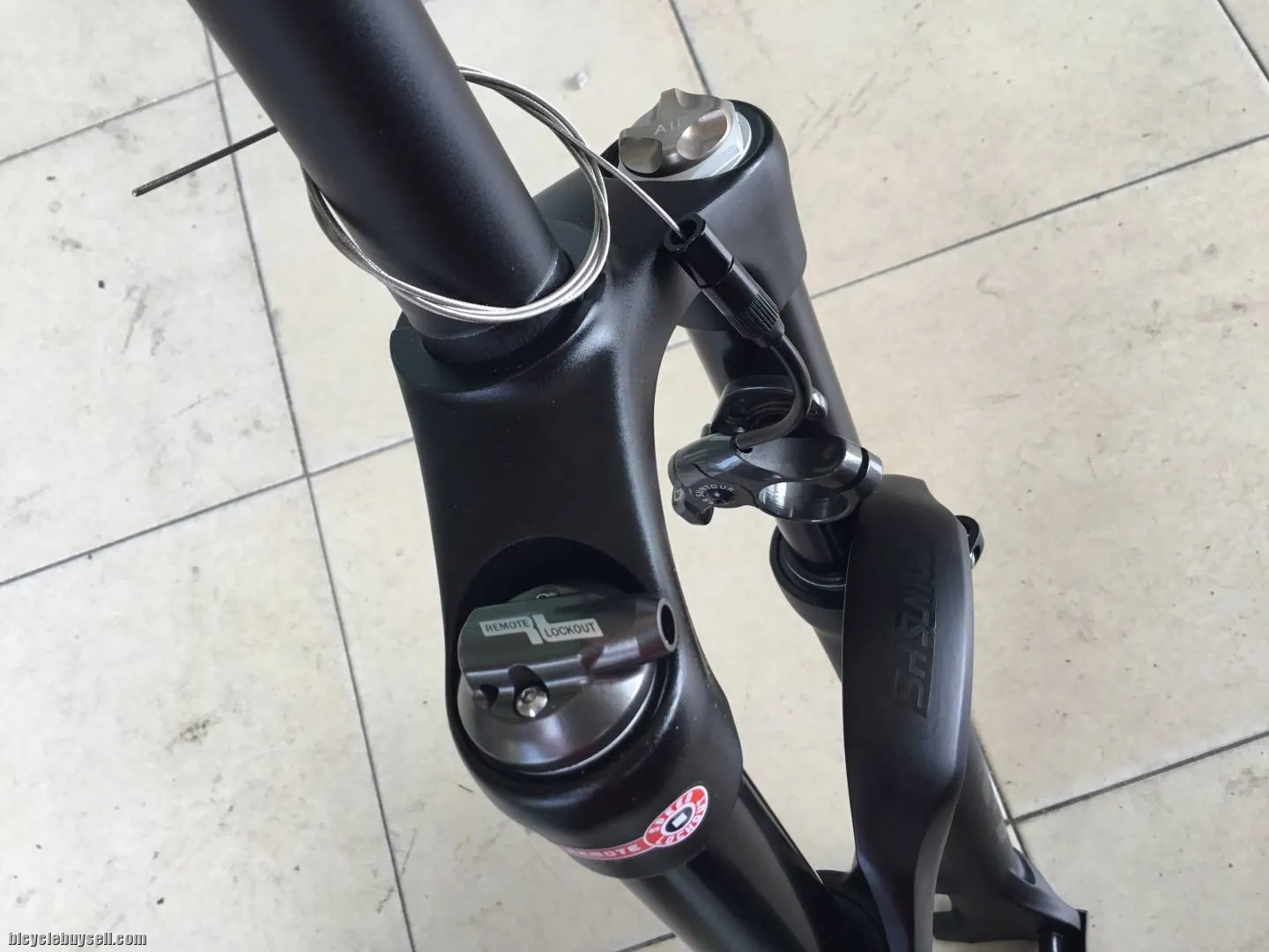 Epixon  27.5" Air Fork / 9mm QR (Remote Lockout) --  free courier