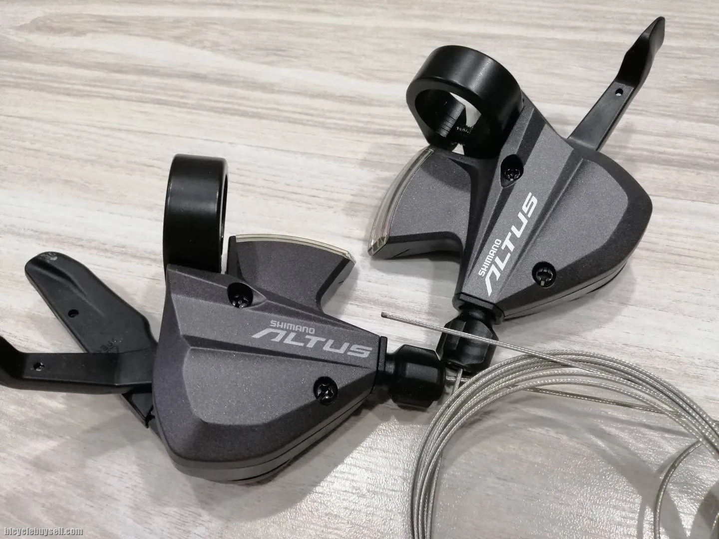 Shimano Altus M390 3 x 9 Speed Shifter