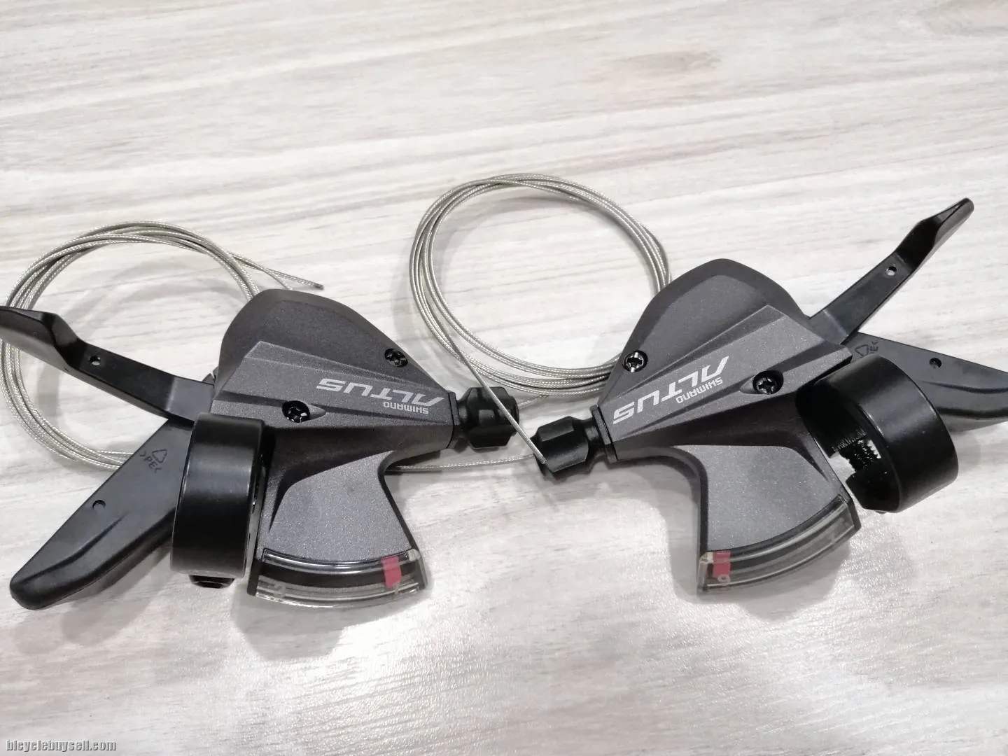 Shimano Altus M390 3 x 9 Speed Shifter