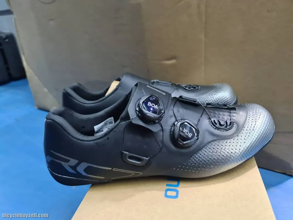 Shimano RC702 (Black / White) 2023 Brand New !!