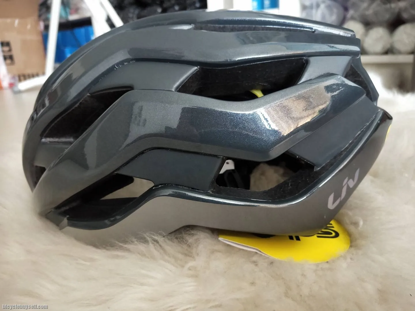 LIV Rev Pro Asia Cycling Helmet MIPS S and M in Matt White and Glossy Black S (250g) M (270g) Giant