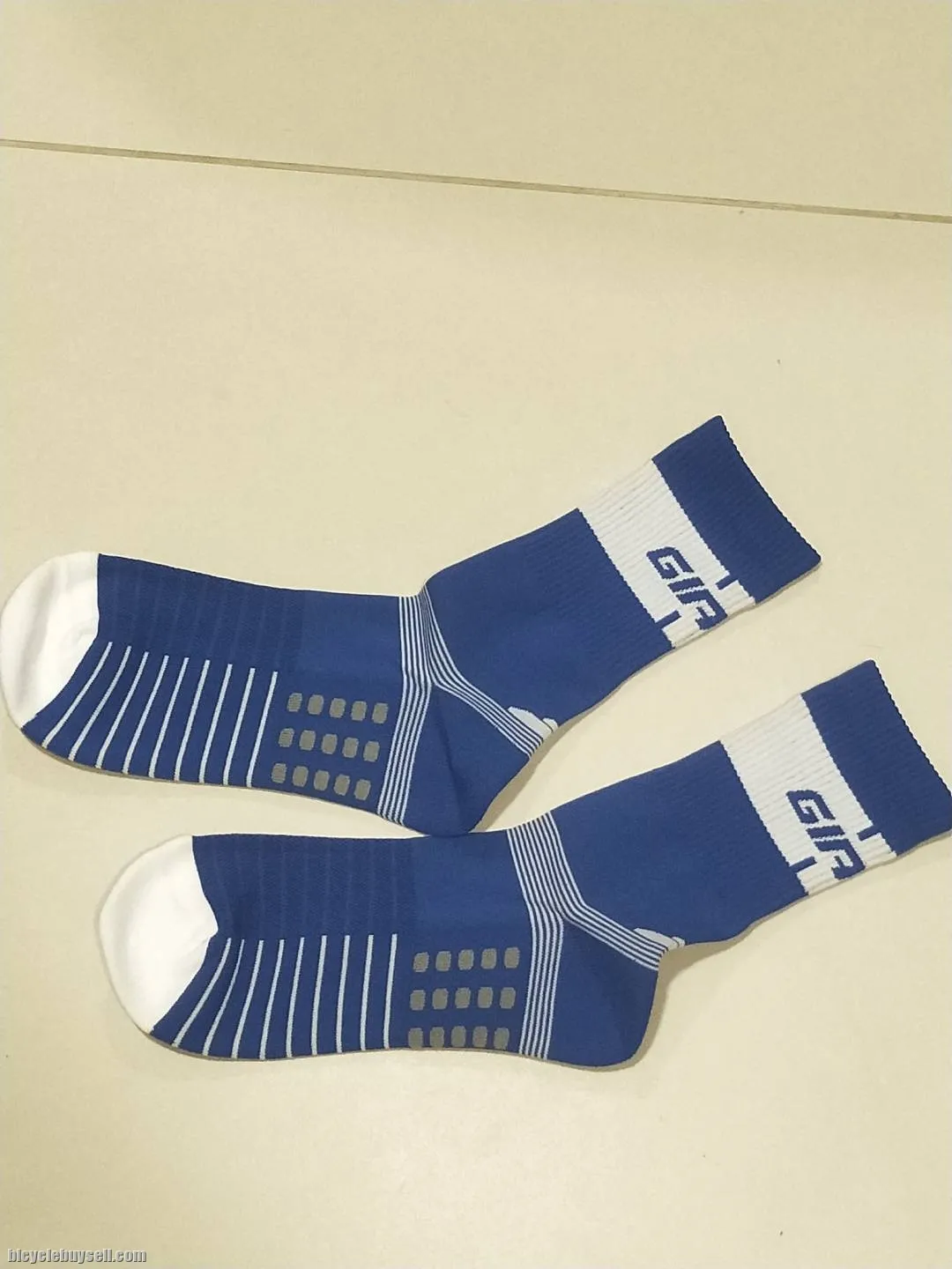 Giant SOK Series Calf Length Cycling Specific Socks in 2 Color Variant S/M L/XL