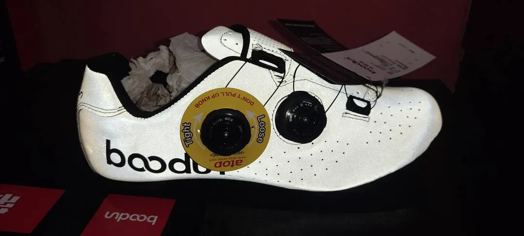 BOODUN ROAD CYCLING CARBON SHOES. WITH ATRACTIVE COLORS.