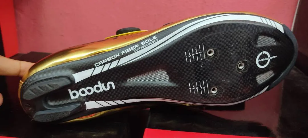 BOODUN ROAD CYCLING CARBON SHOES. WITH ATRACTIVE COLORS.
