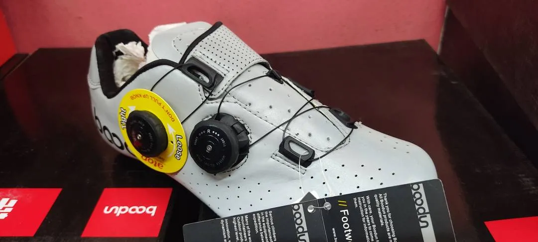 BOODUN ROAD CYCLING CARBON SHOES. WITH ATRACTIVE COLORS.