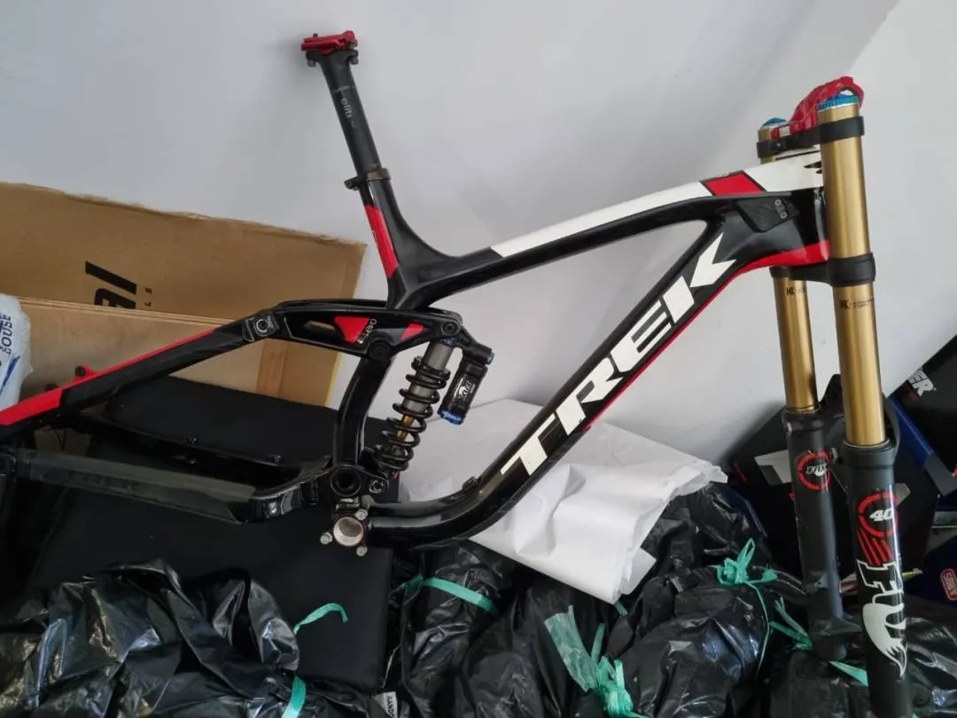 Trek Session 9.9 Frameset with Fox 40 Kashima